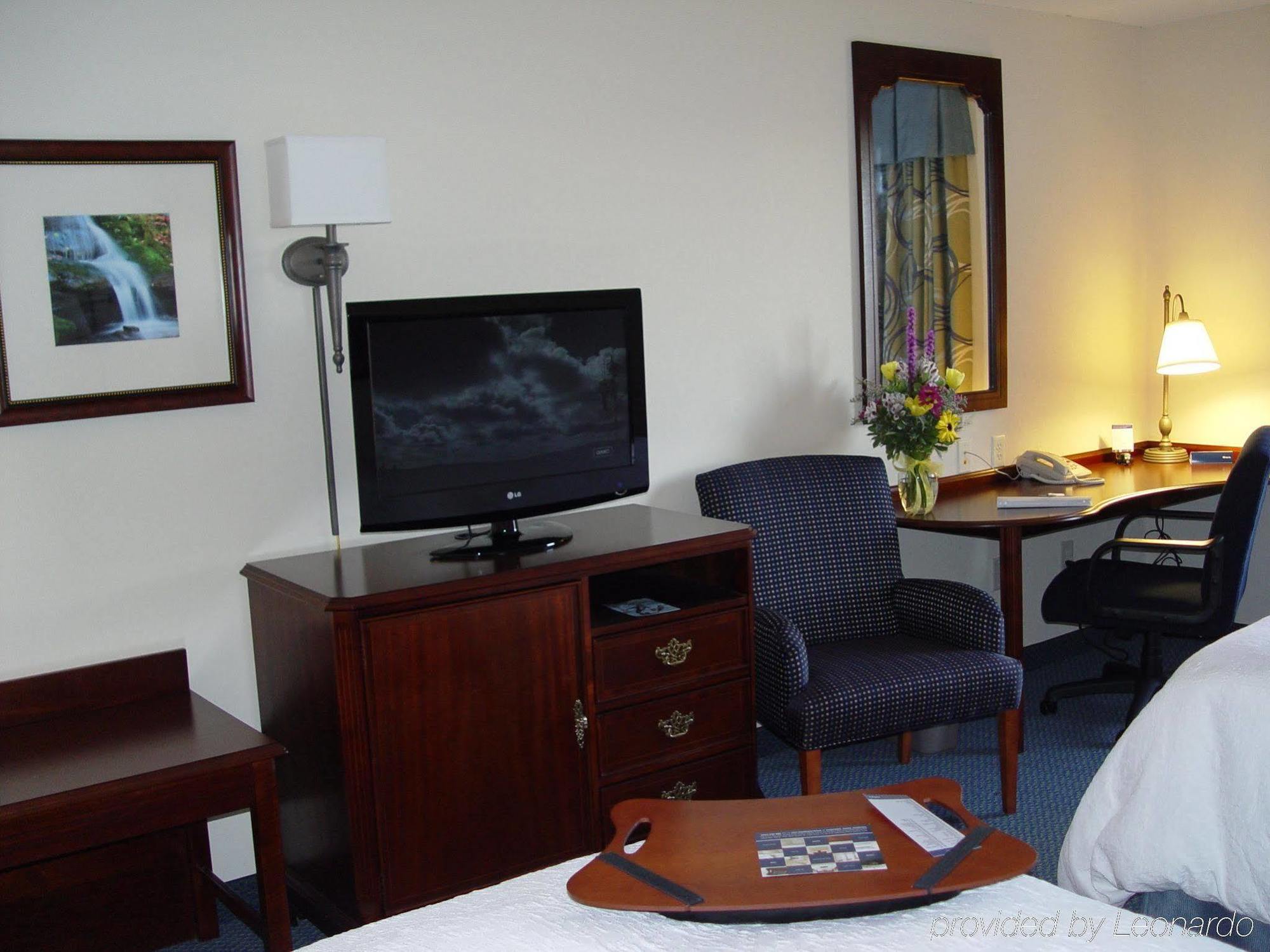 Hampton Inn Harrisonburg South Номер фото